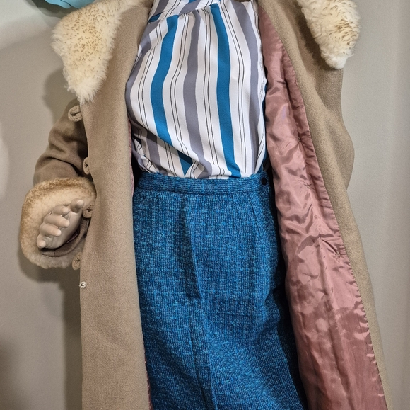 Gorgeous Vintage Wool Coat with Shearling Trim. Union Label, Drop waist - Picture 8 of 9